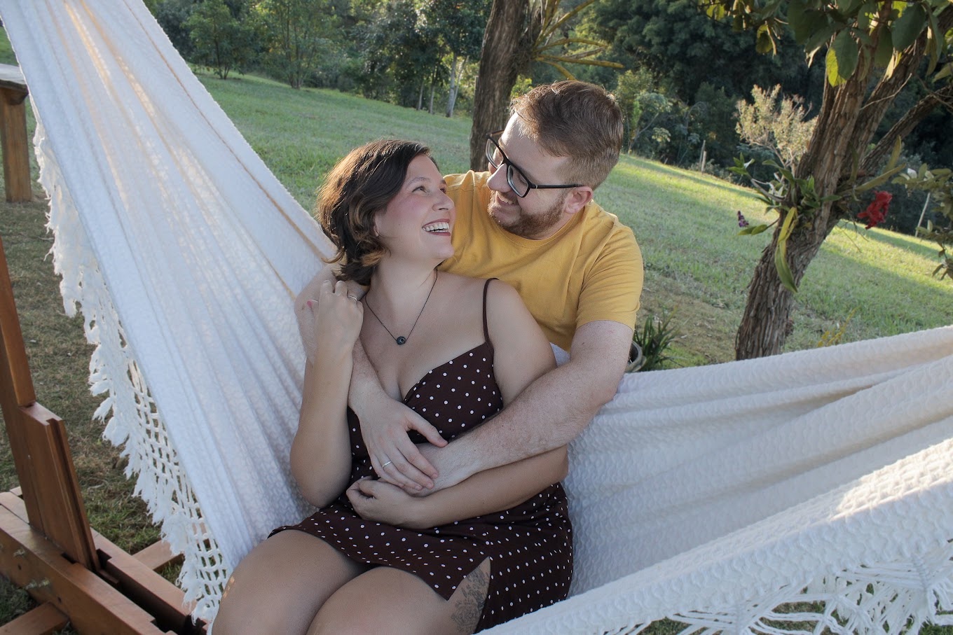 Noivos com buquê em momento íntimo